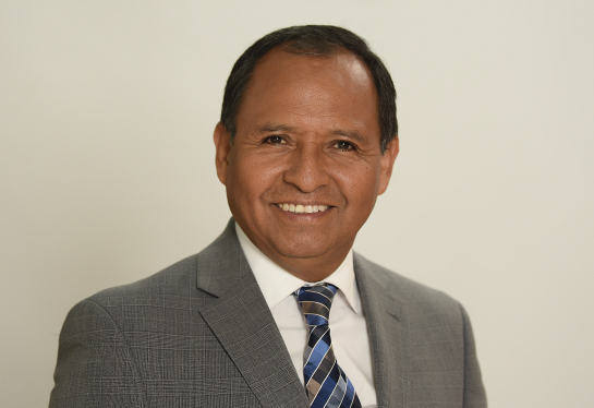 El rector de la Corporación Universitaria Adventista UNAC, el doctor Juan Choque Fernández quien está al frente de la universidad.