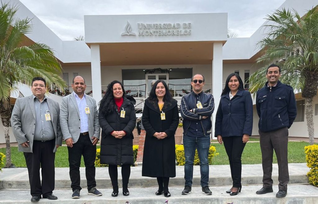 El decano de la facultad de ingenieria, Jhon Fredy Niño en la Universidad de Montemorelos en Mexico, estivo presente en el evento de ingeniería de sistemas, en conjunto de diversas personas.