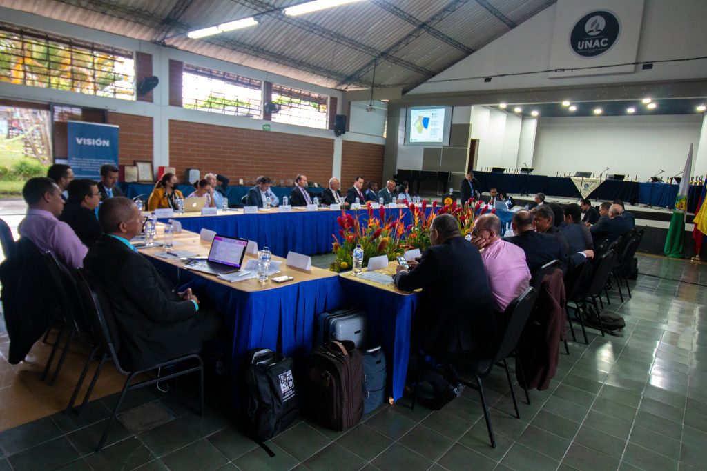 Asistentes a la asamblea general de la corporación universitaria adventista reunidos en el auditorio G.W. Chapman