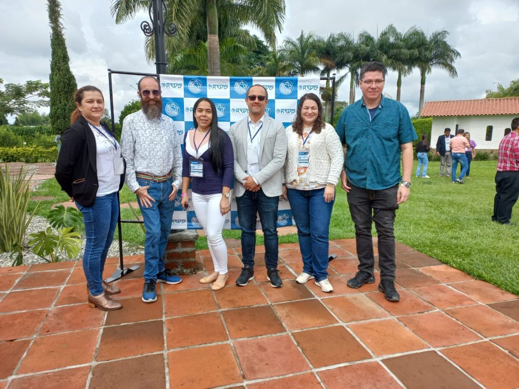 El coordinador de ingeniería en sistemas de la UNAC Jhon Niño acompañado de diferentes asistentes al XIII encuentro nacional REDIS