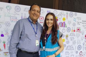 El Magister Washington Ortega de la Corporación Universitaria Adventista en compañía de una de las asistentes al evento "Dame Razones", organizado por la alcaldía de Medellín