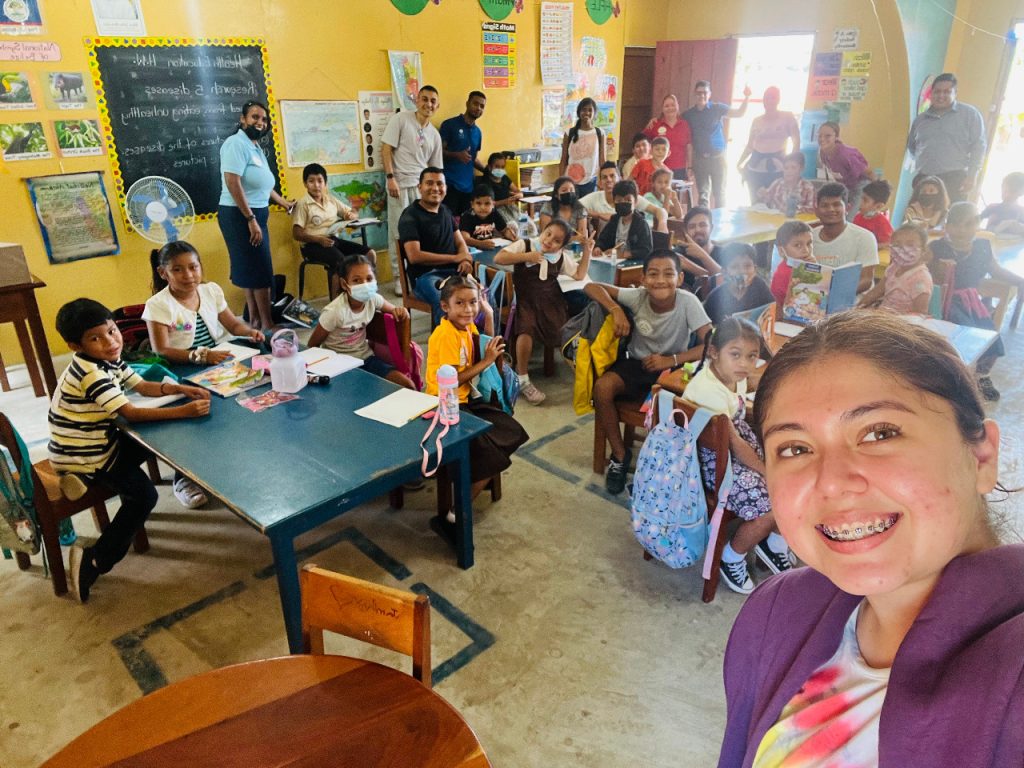 Estudiantes de la UNAC realizando actividades misioneras en Belize