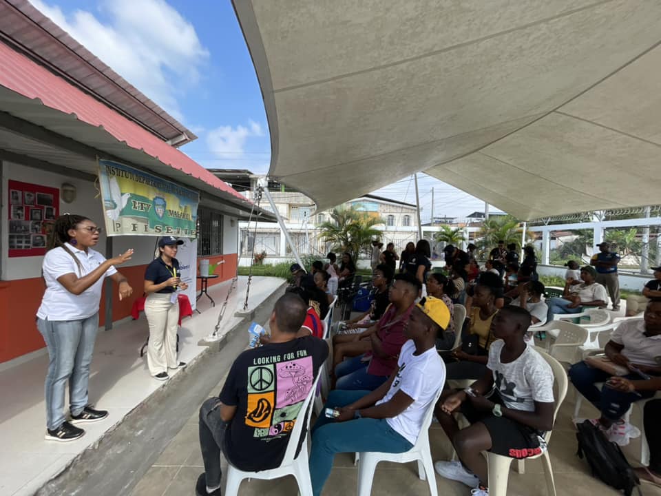 Actividad de impacto social realizada por estudiantes de la UNAC en una institución educativa del sector metropolitano en Tumaco 