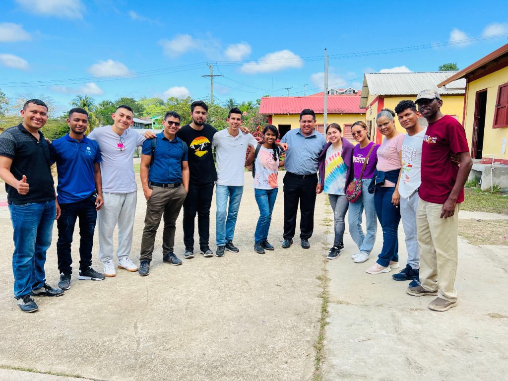 grupo de estudiantes de la UNAC que viajaron a la mision belize