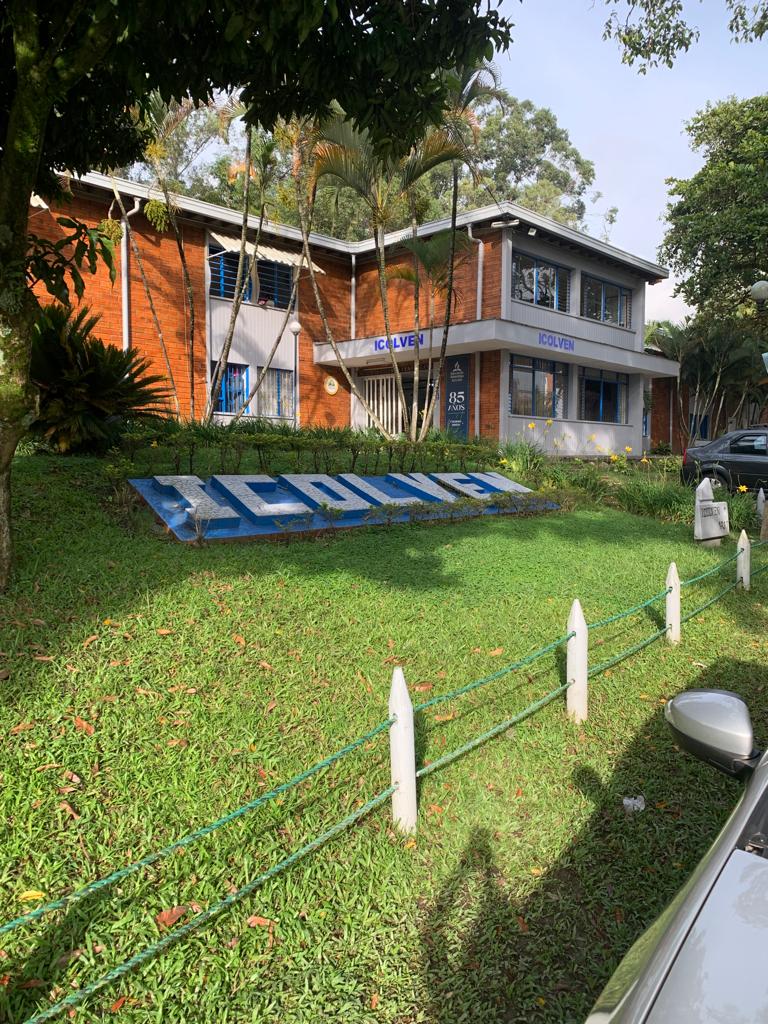 Fachada del colegio ICOLVEN - Medellín