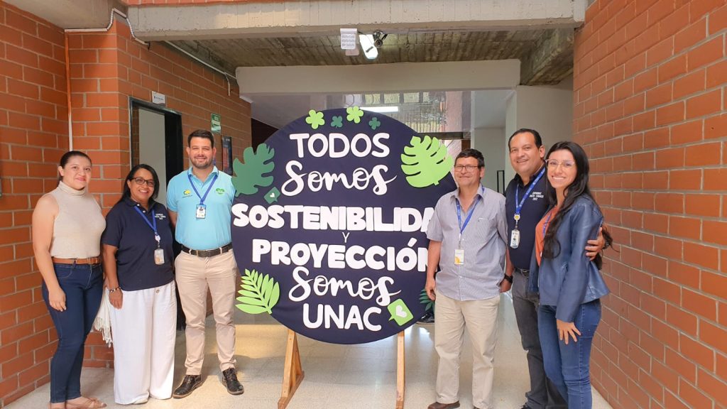 Planta docente y administrativa de la facultad de ingeniería de la UNAC junto al delegado de Coratioquia luego de la capacitación para obtener el sello Eco universidad