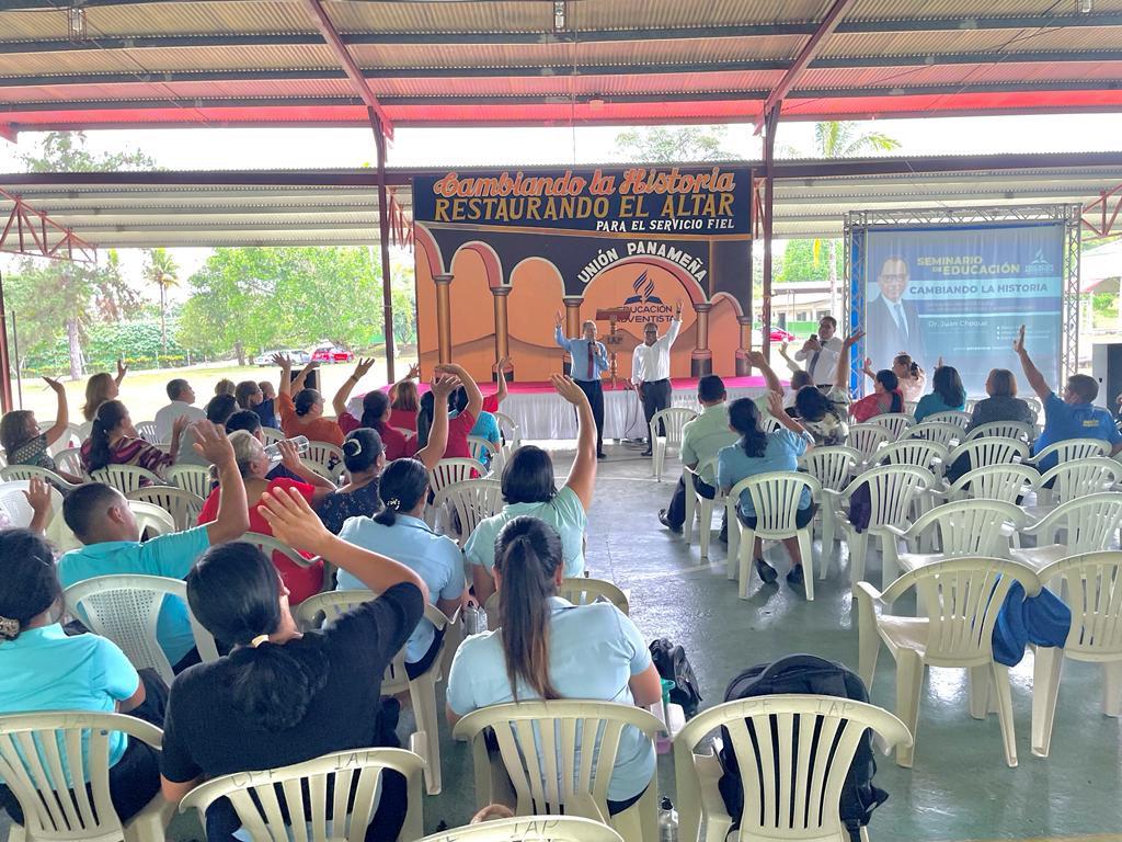 El doctor Juan Choque Fernandez dando el seminario "Cambiando el futuro" en Panamá