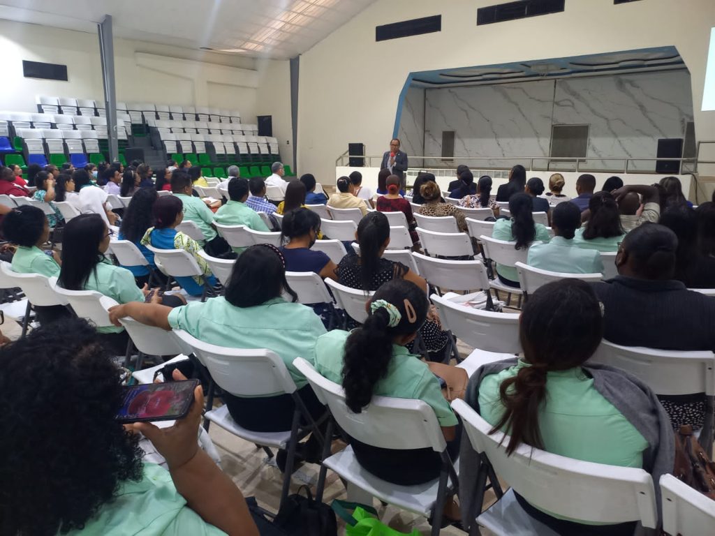 El doctor Juan Choque rector de la Corporación Universitaria Adventista dictando un seminario en Panamá