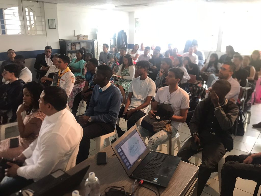 Miembros de iglesia de la Asociación del Pacifico reunidos en el CEA para el Congreso de Jóvenes y Comunicación, realizado en Cali, donde el Magister Daniel Cayrus, capellán de la UNAC apoyó.