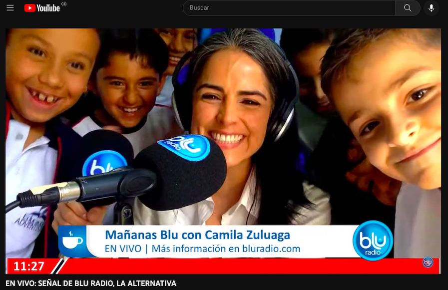 La periodista Claudia Palacios en su transmisión en vivo para BLU Radio desde el campus de la Corporación Universitaria Adventista UNAC junto a los estudiantes del colegio ICOLVEN