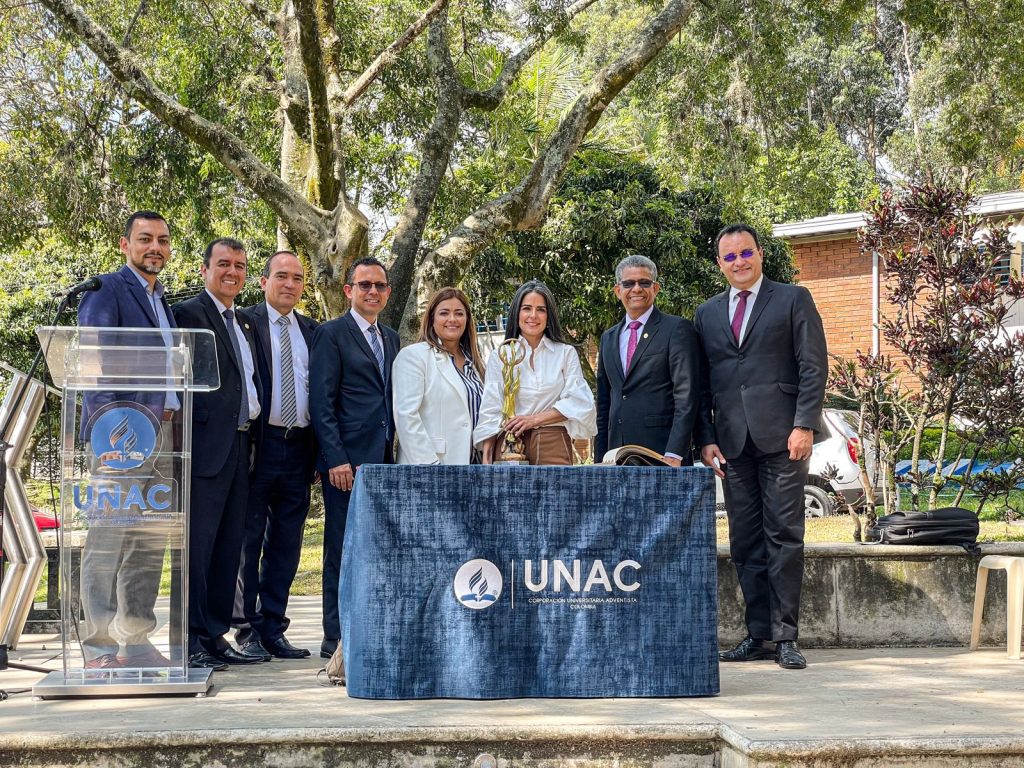 Claudia Palacios junto a todos los vicerrectores de la UNAC, el presidente de la Unión Colombiana del Norte Edgar Redondo, el presidente de la Unión Colombiana del Sur Alvaro Niño y el secretario ejecutivo Henry Beltrán