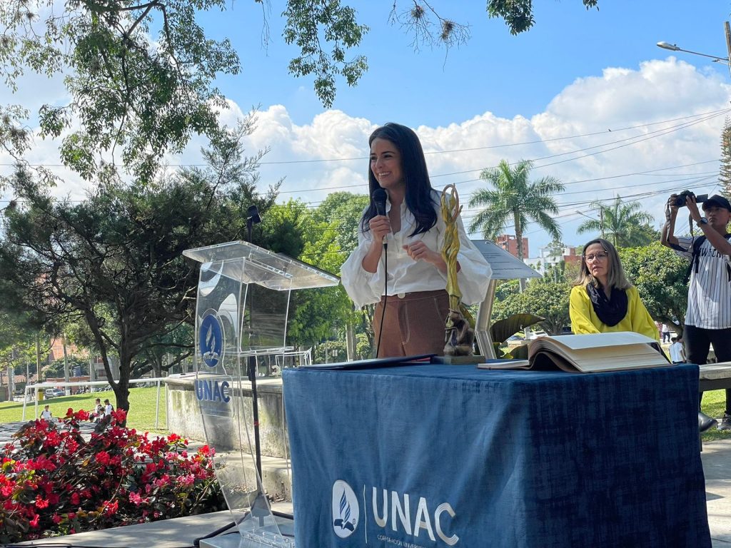 La periodista Claudia Palacios hablando a los presentes en el acto de reconocimiento de la UNAC