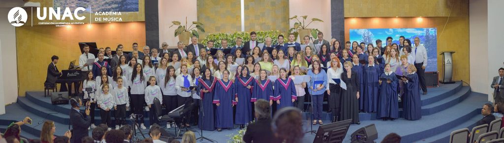 Canto que integró a todos los participantes de diferentes denominaciones que tuvieron su intervención en el evento de la UNAC