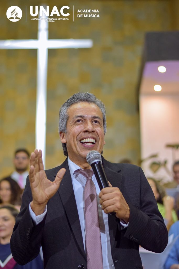 El docente Heber Martínez realizando su participación en el evento