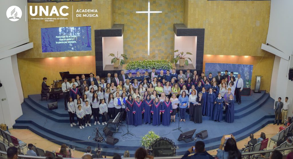 Encuentro interdenominacional de coros realizado en la UNAC, evento que reunió a multiples agrupaciones de diferentes denominaciones religiosas