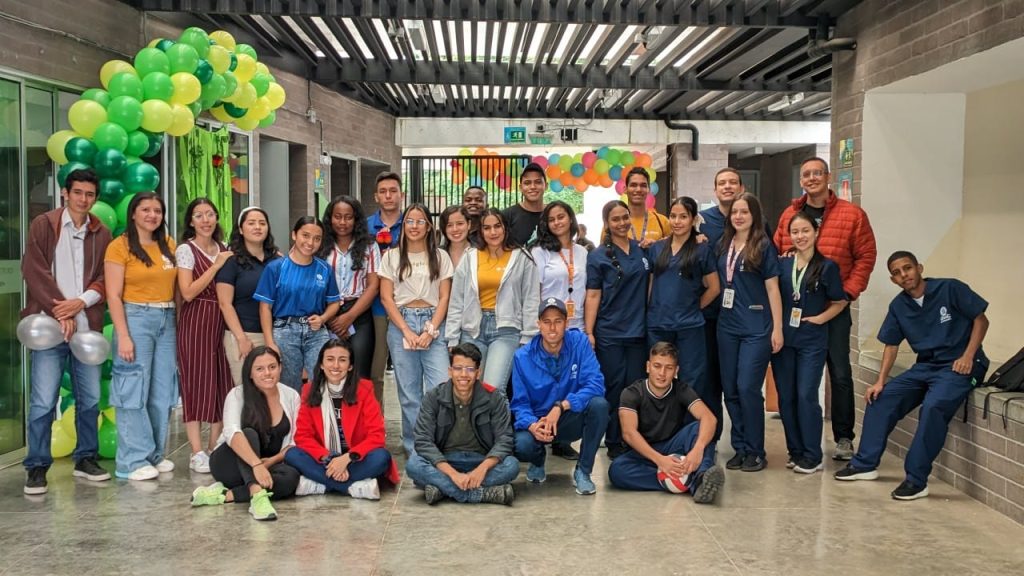 Estudiantes y docentes de la UNAC participando de la actividad de sostenibilidad en la ceja