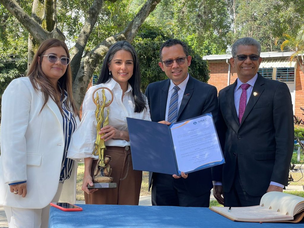 La rectora encargada Monica castaño junto con Claudia Palacio, de igual manera con el presidente de la Unión Colombiana del Sur, Pr. Álvaro Niño y el presidente de la Unión Colombiana del Norte Edgar Redondo.