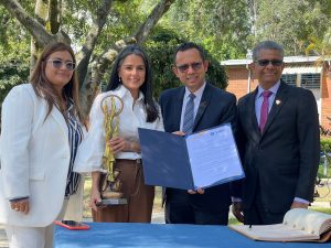 La rectora encargada Monica castaño junto con Claudia Palacio, de igual manera con el presidente de la Unión Colombiana del Sur, Pr. Álvaro Niño y el presidente de la Unión Colombiana del Norte Edgar Redondo.