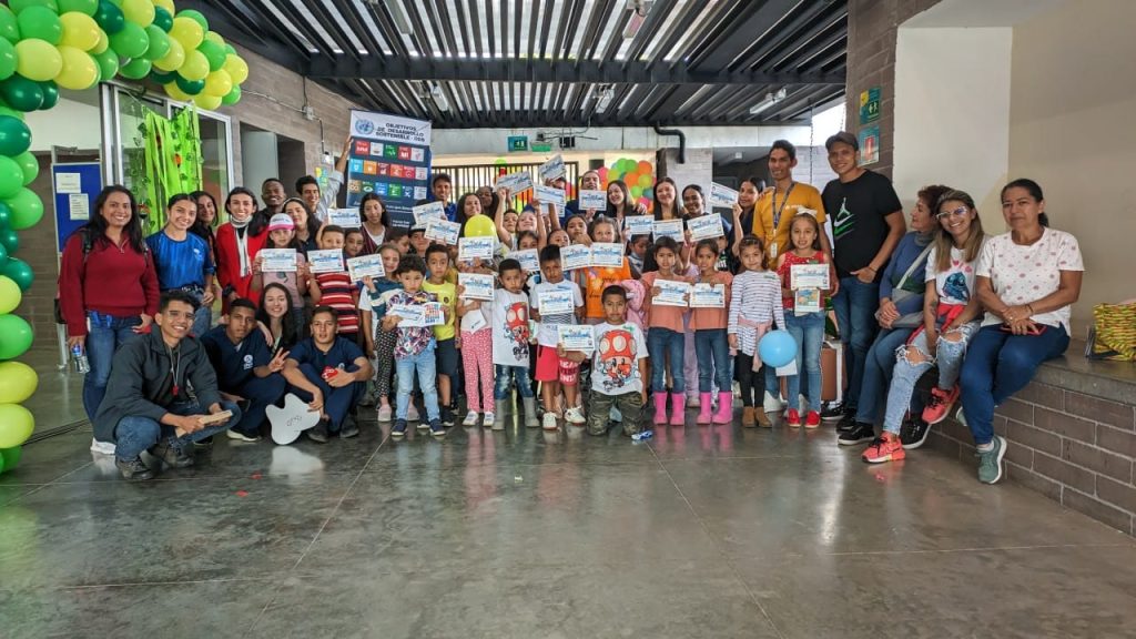 Todos los participantes miembros de la Corporación Universitaria Adventista en la actividad del carrousel recreativo promovido por sostenibilidad.