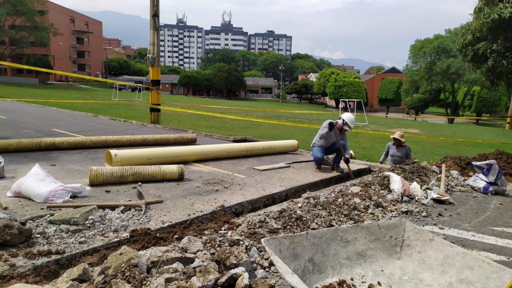 Trabajadores del departamento de planta física realizando las obras de adaptación en la UNAC