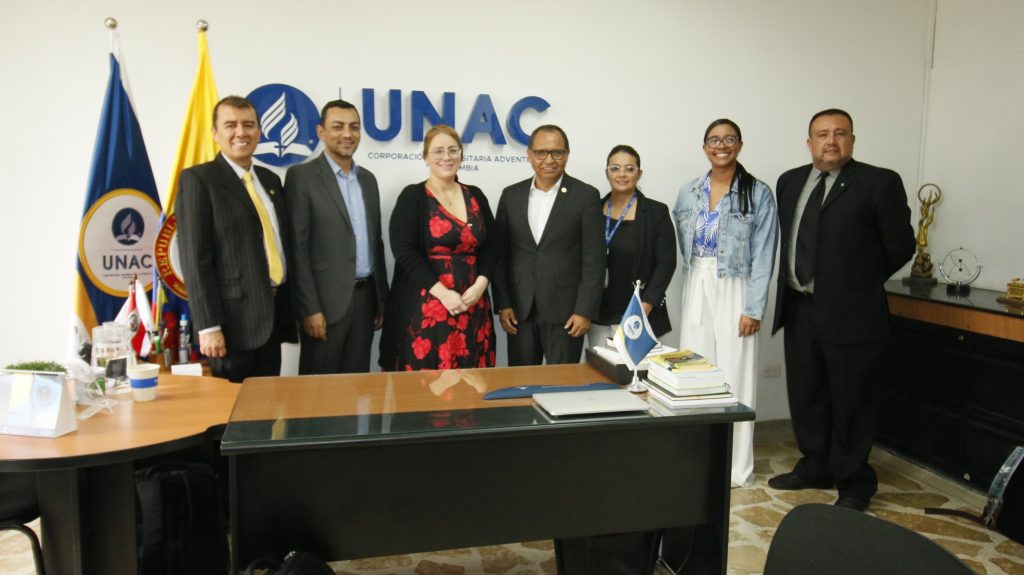 La líder de asuntos religiosos en conjunto con el rector de la UNAC Juan Choque Fernández y los vicerrectores. Además de contar con la presencia de la asistente de la líder, la abogada María Camila Castro y Jair Flórez director de libertad religiosa de la UCN