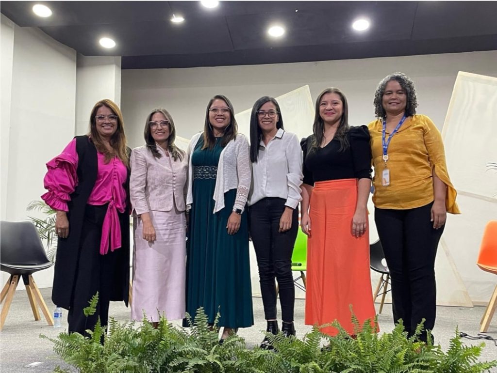 Ponentes del evento posando a la cámara luego de realizado el evento auspiciado por la Vicerrectoría Académica