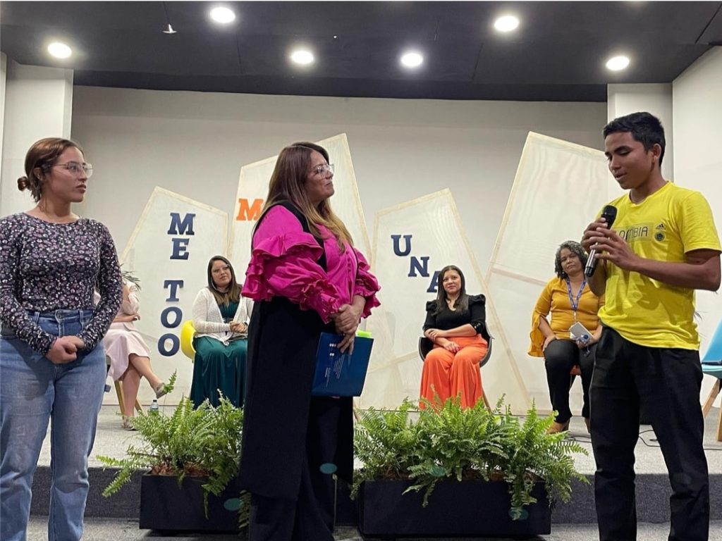 Estudiantes participando en el evento Me Too Moving Forward haciendo sus comentarios con respecto a las temáticas tratadas