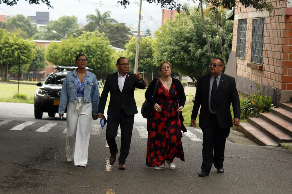 El rector Juan Choque de la corporación universitaria adventista en conjunto con la líder de la Dirección de Asuntos Religiosos del Ministerio del Interior de Colombia visitando el campus de la UNAC