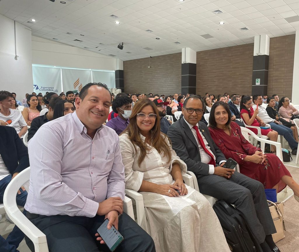 Administrativos de la UNAC en la iglesia adventista del séptimo día de Bucaramanga. 
