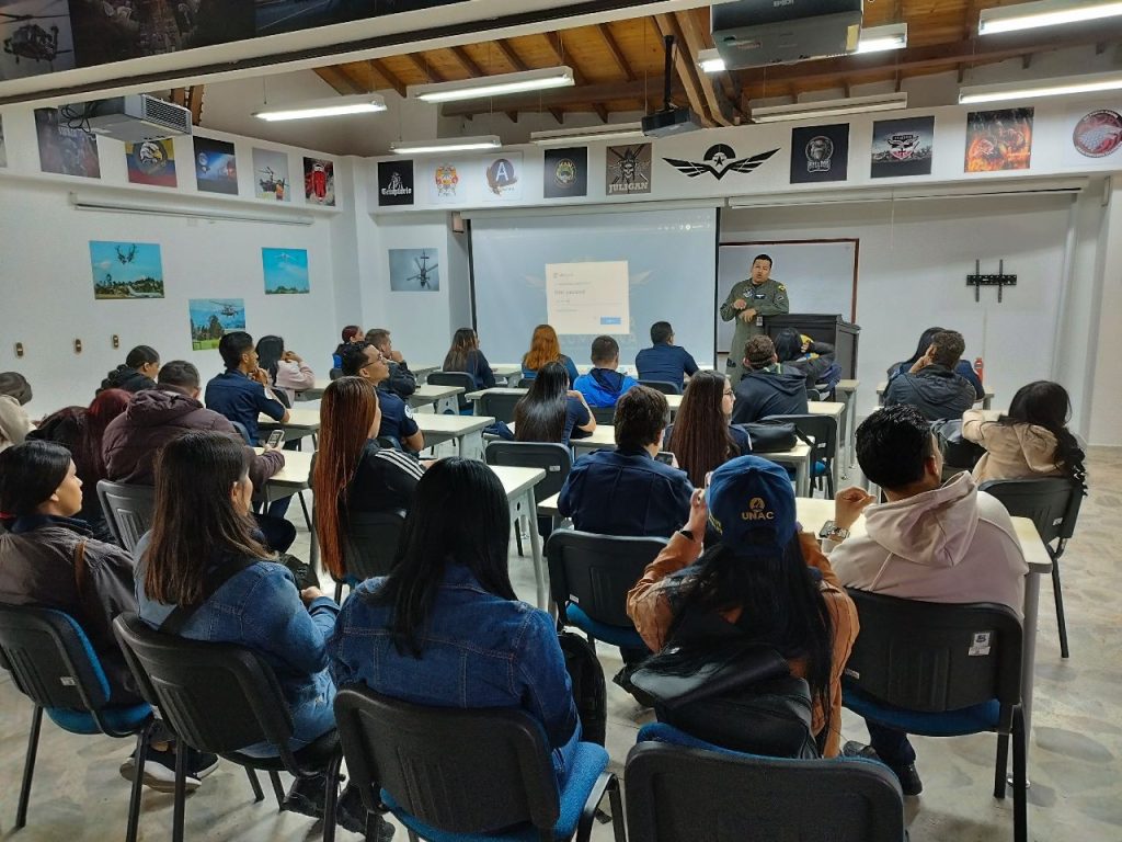 Estudiantes. docentes y administrativos de la Tecnología en Atención Prehospitalaria en capacitaciones con la Fuerza Aérea Colombiana