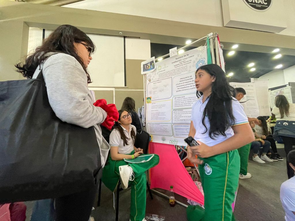 Estudiantes de instituciones educativas exponiendo sus proyectos de investigación en Redcolsi