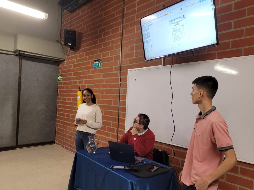 Estudiantes de ingeniería de sistemas presentando su proyecto en el encuentro interno de semilleros de investigación de la facultad de ingeniería de la UNAC