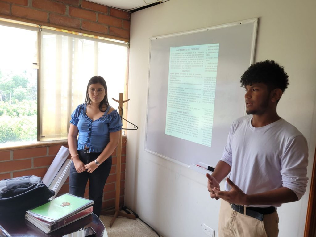 Estudiantes de ingeniería industrial presentando su proyecto en el encuentro interno de semilleros de investigación de la facultad de ingeniería de la UNAC