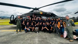 Estudiantes de APH junto con dos representantes de la Fuerza Aérea Colombiana en Rionegro