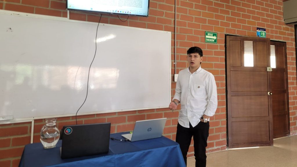 Estudiante presentando su proyecto de investigación en el encuentro interno de semilleros de la facultad de ingeniería de la UNAC