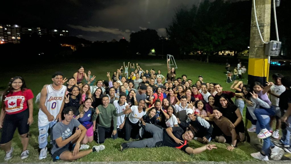 Estudiantes de la UNAC, junto con todos los participantes de los mega juegos sociales vividos el día 12 de mayo en la Corporación Universitaria Adventista