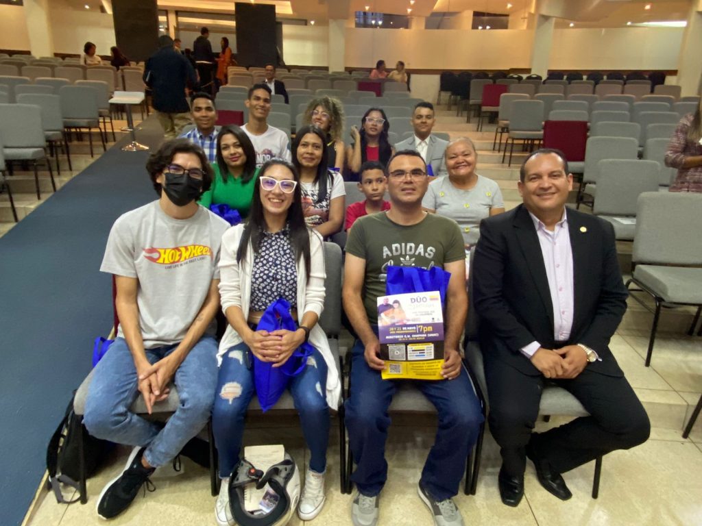 Integrantes de la mesa interreligiosa y no religiosa de Medellín en el templo universitario luego de la sociedad de jóvenes