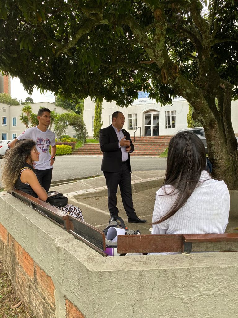 El director de sostenibilidad el Mg. Washington Ortega realizando el recorrido por el campus de la UNAC a los integrantes de la mesa interreligiosa y no religiosa de Medellín