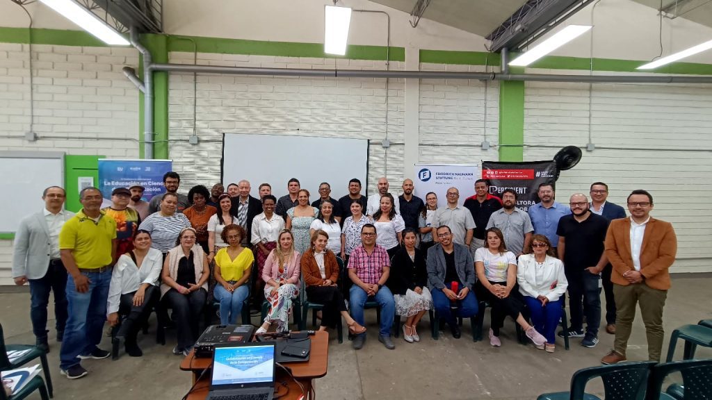 Participantes de la conferencia retos y desafíos de la educación de ciencias de la computación donde asistió el ingeniero Jhon Niño presidente de REDIS nodo Antioquia y decano de la facultad de ingeniería de la Corporación Universitaria Adventista