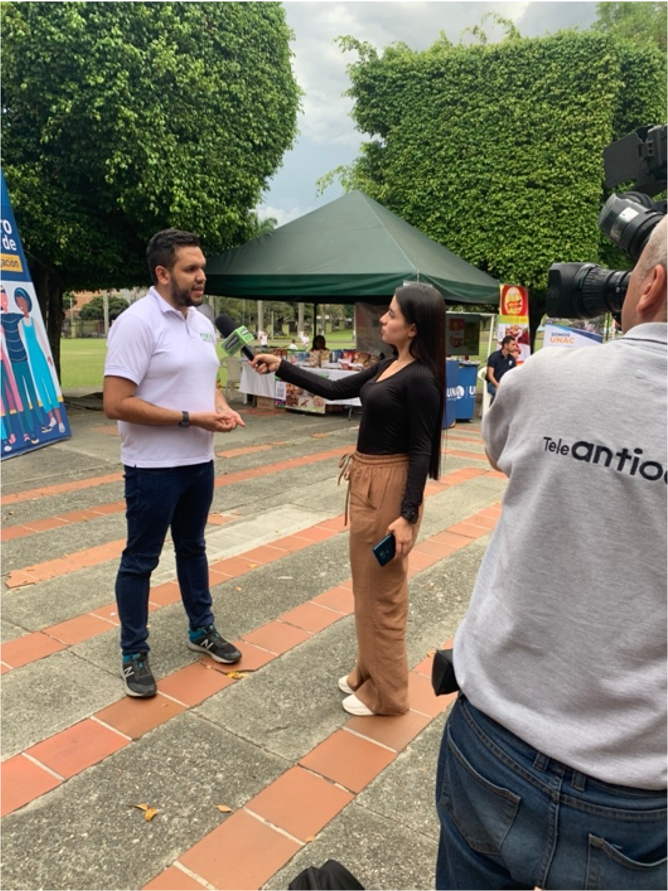 Teleantioquia cubriendo el evento. Entrevista a Daniel Carvajal, coordinador RedColsi nodo Antioquia