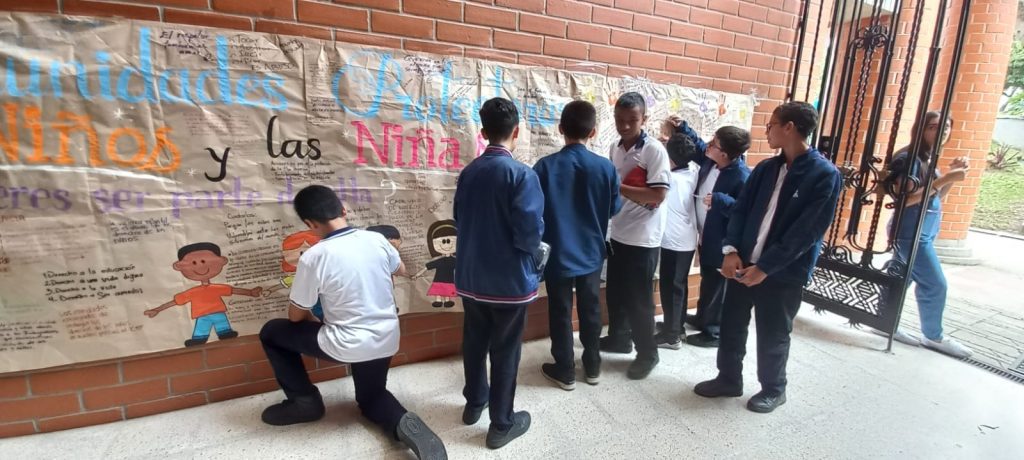 Participantes de la comunidad universitaria y del colegio ICOLVEN en las actividades propuestas por las estudiantes de Licenciatura en Educación Infantil de quinto semestre sobre las comunidades protectoras.