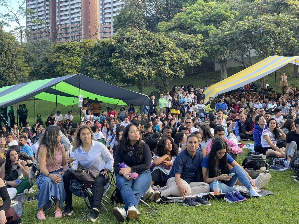 Asistentes al sábado joven Yo elijo ser diferente, sentados en el campus de la UNAC