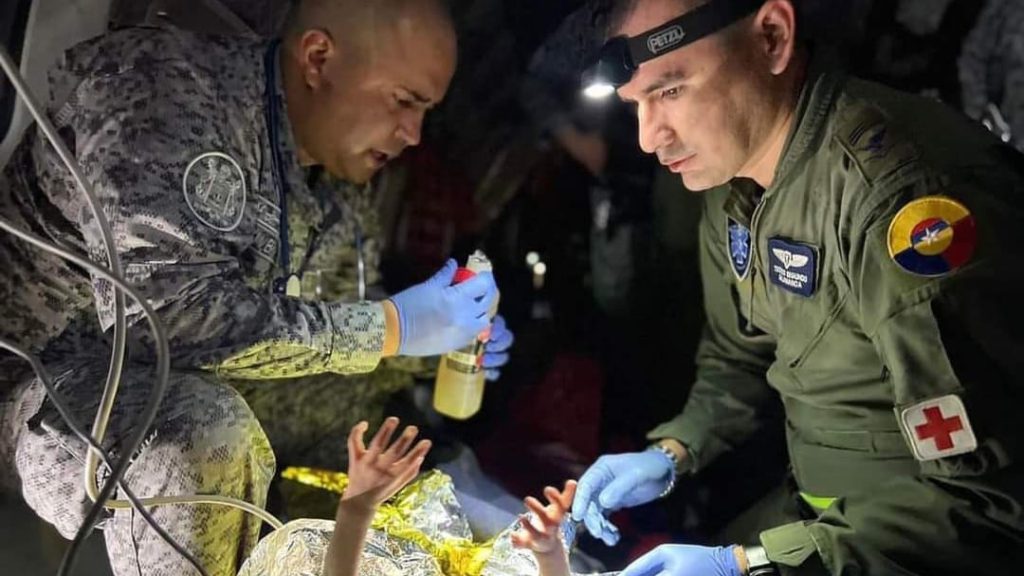 Rafael Salamanca junto a su compañero brindando los primeos auxilios a los niños rescatados del amazonas luego de estar perdidos por más de 15 días