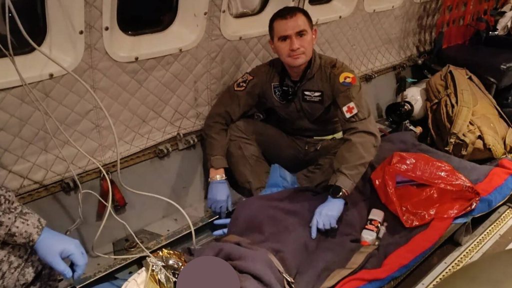Rafael Salamanca en el avión donde se realizó el rescate de los tres niños que estaban perdidos en el Amazonas