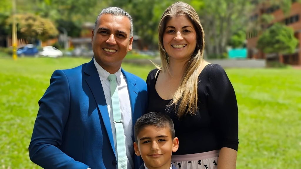 El nuevo director de currículo Gustavo Marín junto con su esposa e hijo