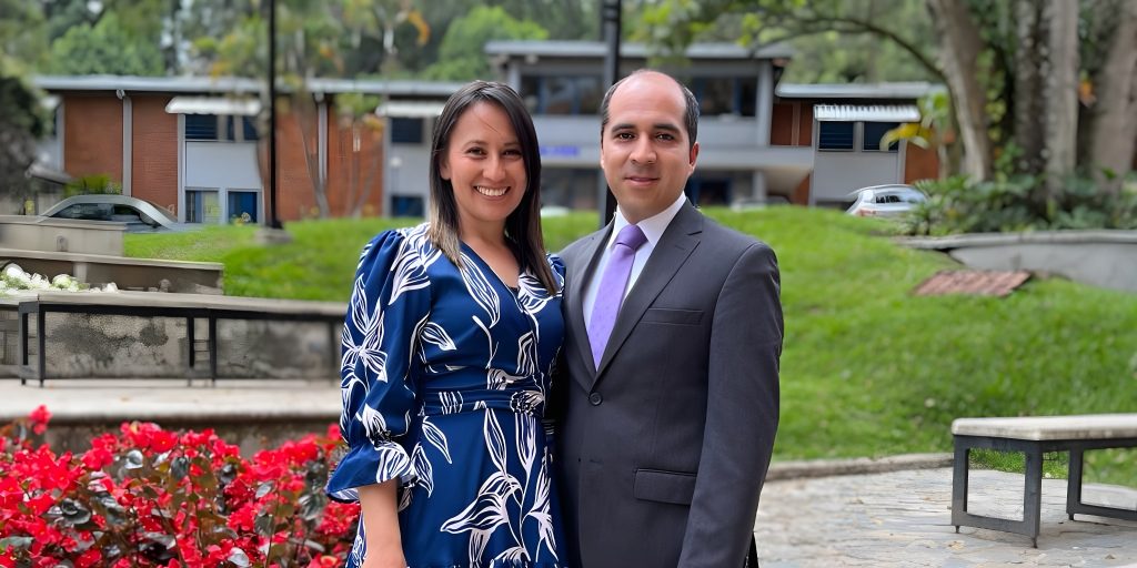 El docente Milton Jara junto con su esposa