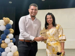 El estudiante Kevin Pérez quien fue galardonado con el reconocimiento al egresado destacado del año 2022