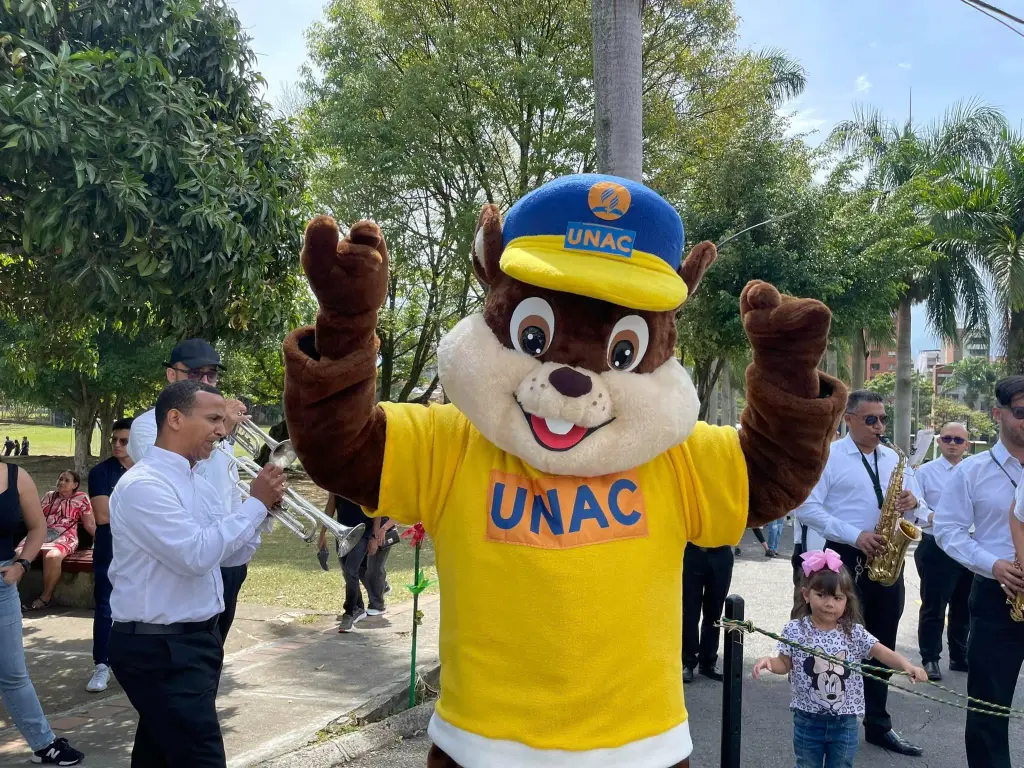 La mascota Unaccito compartiendo en la marcha del aniversario de la UNAC