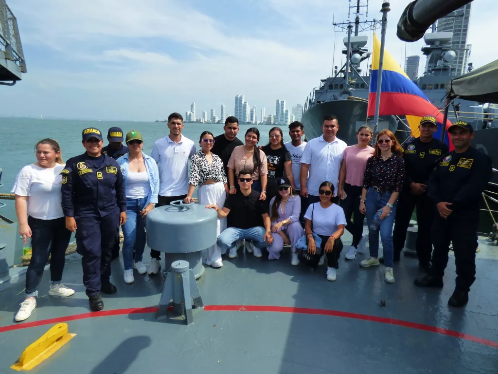 estudiantes de la misión academica con la marina