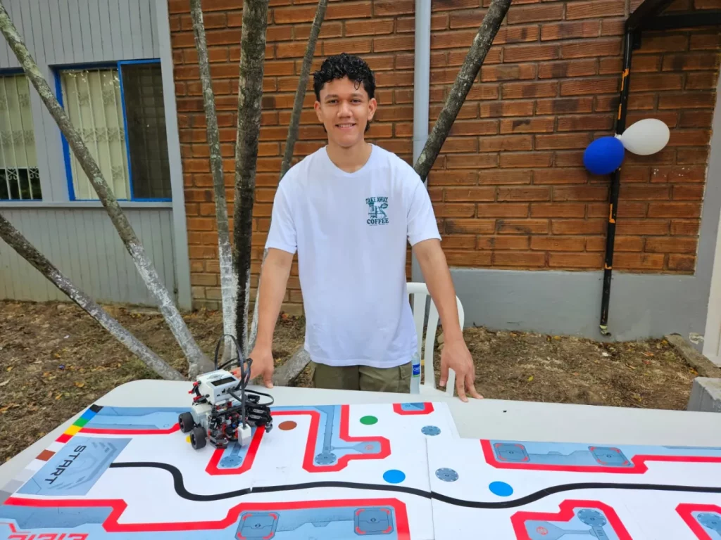 William Barrero estudiante de la facultad de ingenieria con su presentacion de robotica con Lego Mindstorms EV3